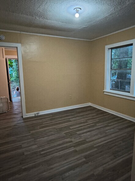 Building Photo - 920 Randall St