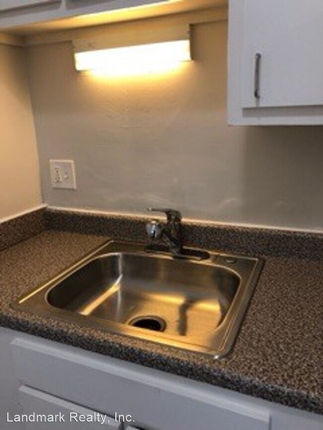 Building Photo - 9 E Deer Park Dr