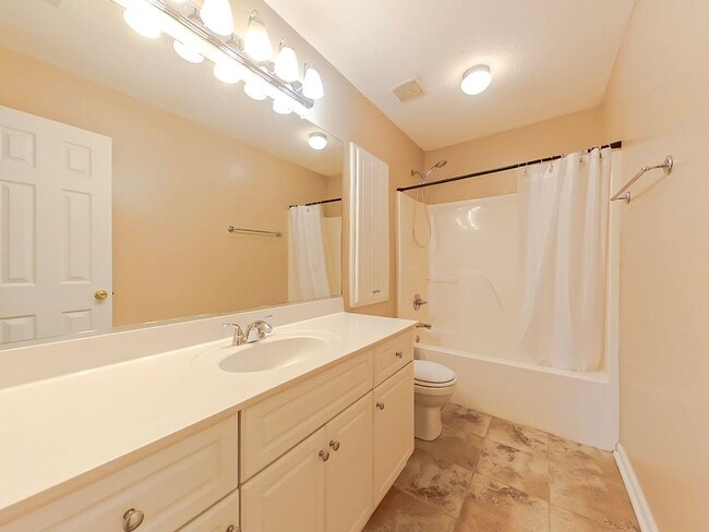 Building Photo - Two Bedroom End Unit Townhome in Evans!