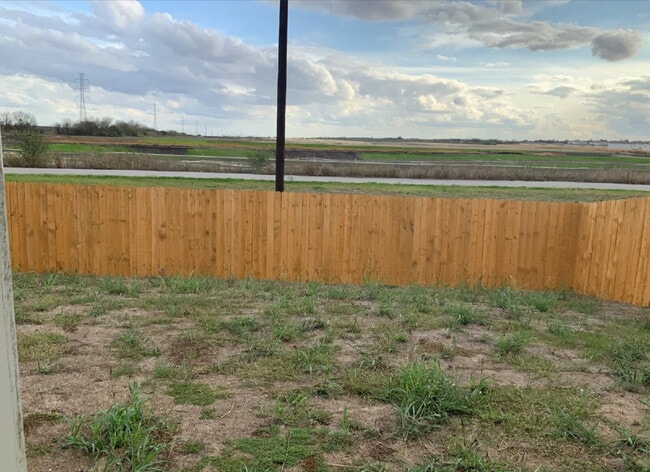 Building Photo - "Charming 3-Bed Oasis with Granite Touches...