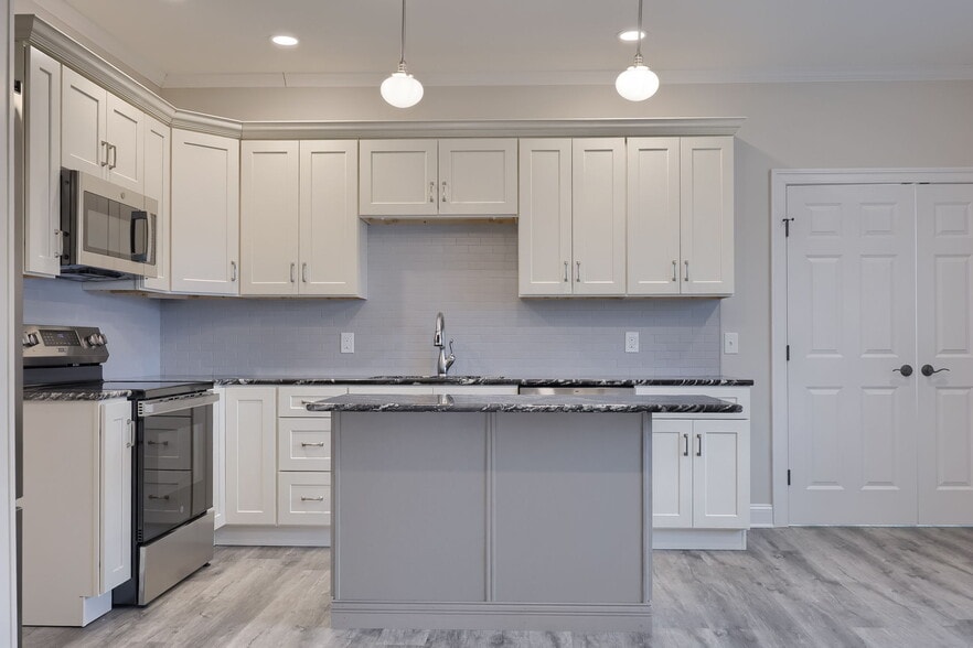 Building Photo - 231 E Main St