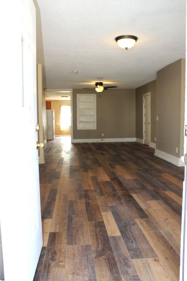 Building Photo - 3 Bedroom - one level