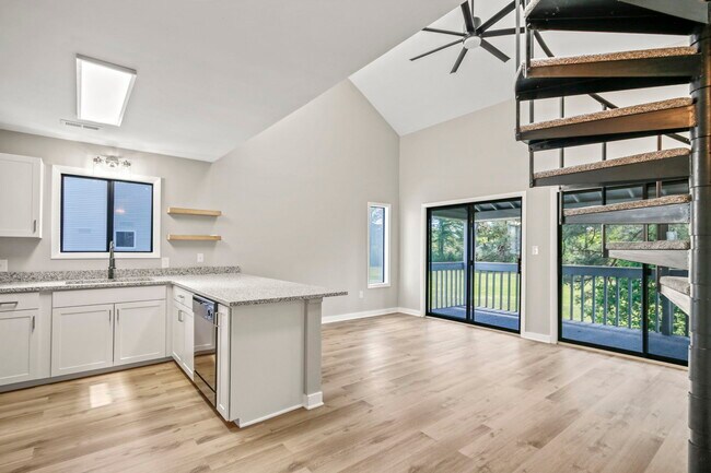 Building Photo - 500 Fairway Village Dr