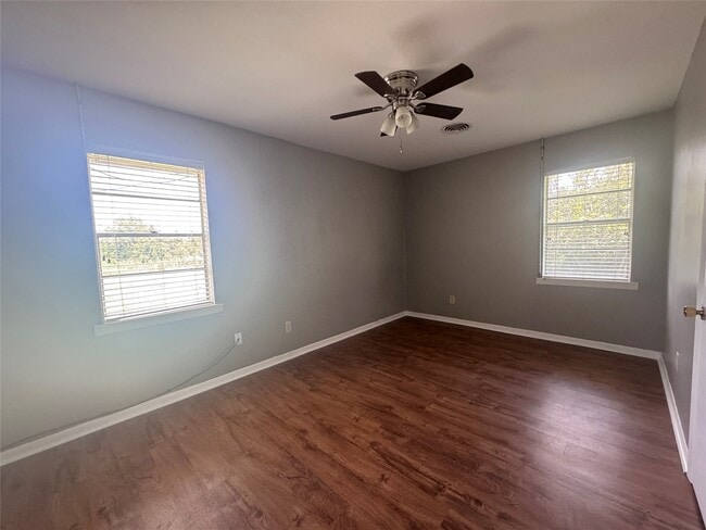 Building Photo - 802 Hillside Dr