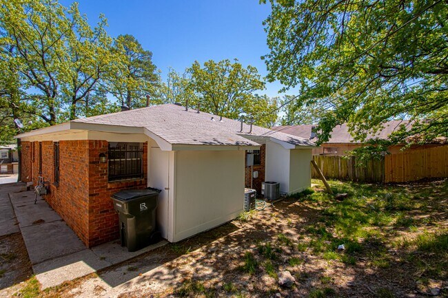 Building Photo - 600 Mimi Ln