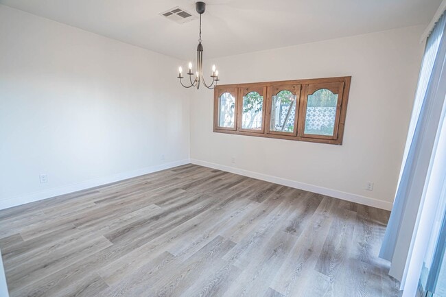 Building Photo - 3-Bedroom Home with Dog Run and Private Yard in Santa Clarita!