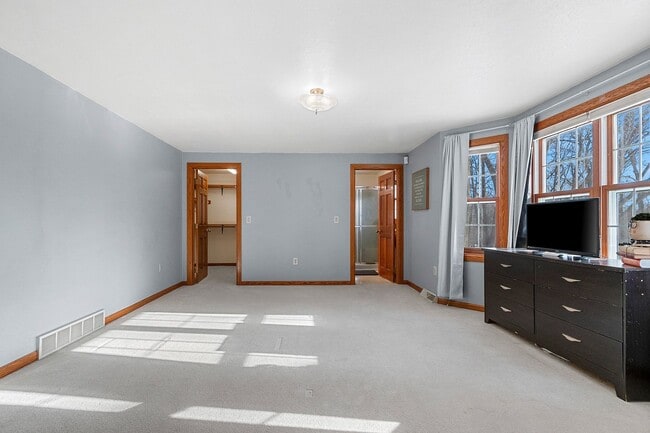 Building Photo - 5 BEDROOM 4.5 BATH PRIVATE BACKYARD