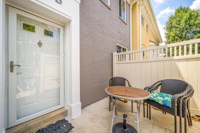 Building Photo - Charming Townhome with Unbeatable Amenities
