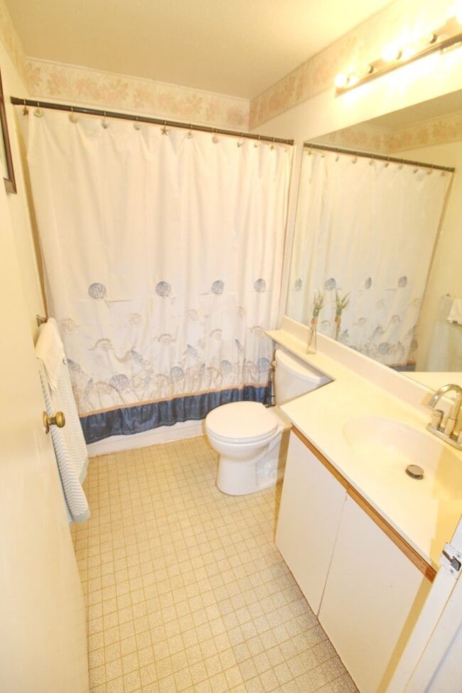 Building Photo - Upper Level- Unfurnished Kihei Villages Condo - 2 Bed 2 Bath - 1 Parking Space
