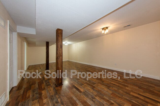 Building Photo - 407 E 5th St