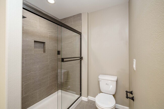 Building Photo - Beautiful Single-Level Home | 3 Bed, 2.5 B...
