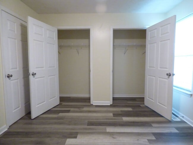 Building Photo - Beautiful Townhouse! All Electric, Washer/...