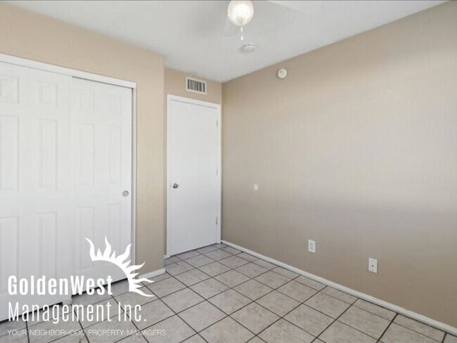 Building Photo - Spacious 4Bdm 2Ba Downtown Duplex