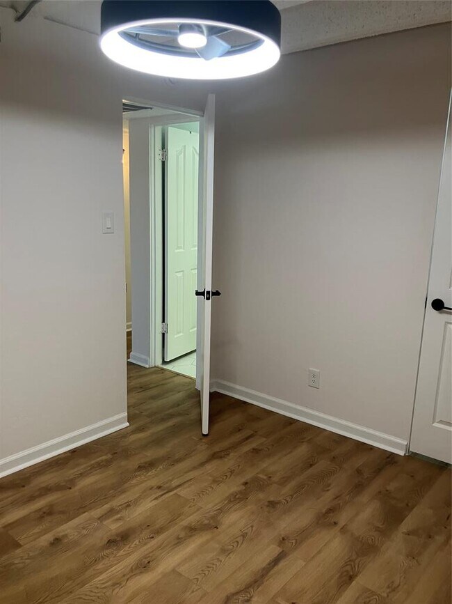 Building Photo - 5914 Lago Vista Way