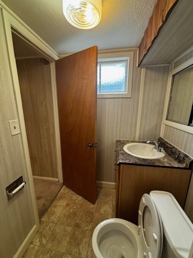 Building Photo - 4 Bedroom 2 Bath Single Family Home In South Cheyenne