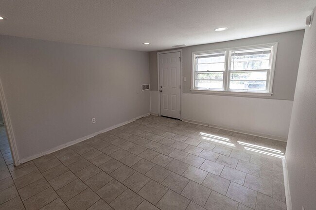 Building Photo - 2510 Quail Dr