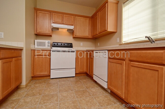 Building Photo - Spacious SE Portland 3 Bedroom Townhouse In Powellhurst-Gilbert Neighborhood