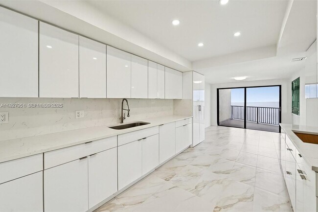 Building Photo - 1800 NE 114th St