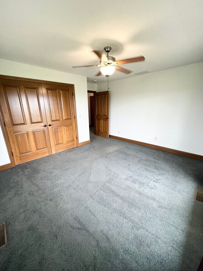 Building Photo - NEW LISTING! 3 Bedroom home