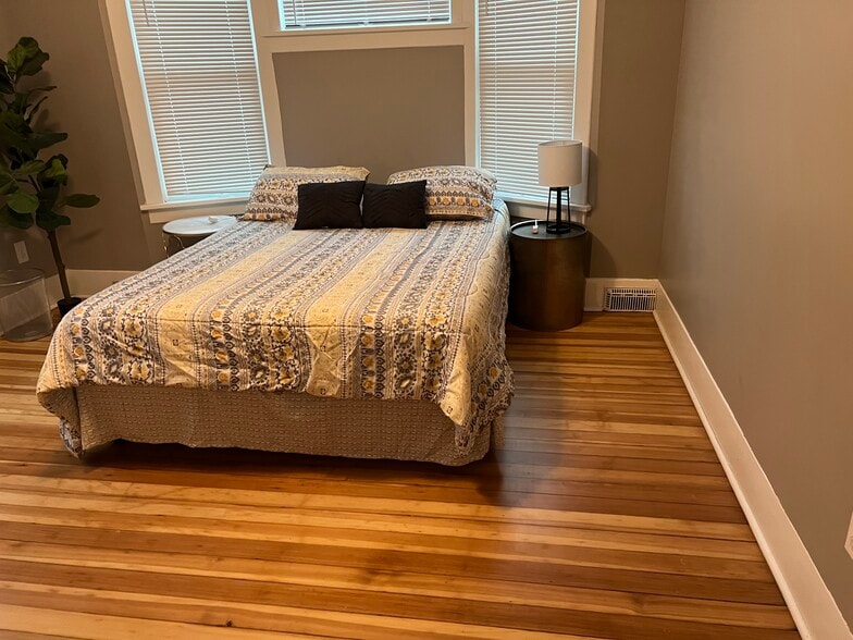 Building Photo - 1136 Peach St