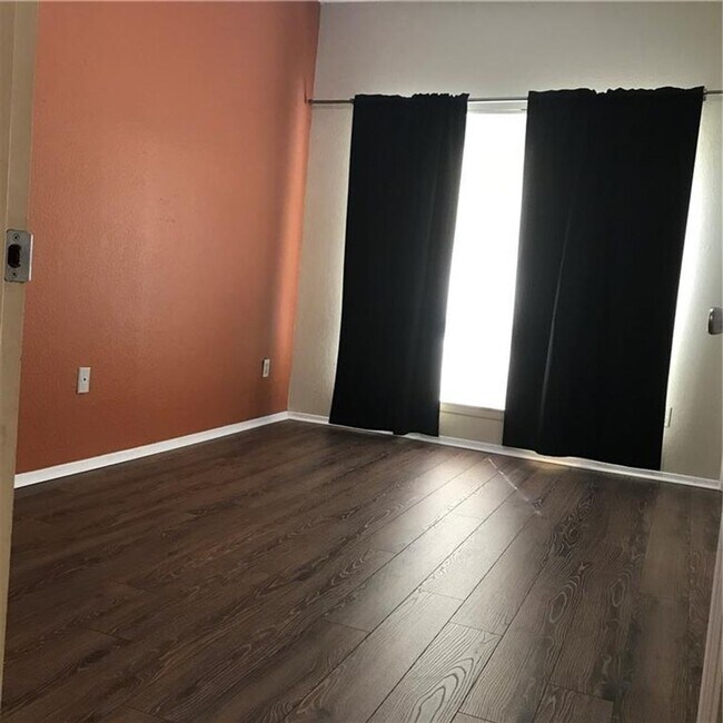 Building Photo - K669 - Croix #227