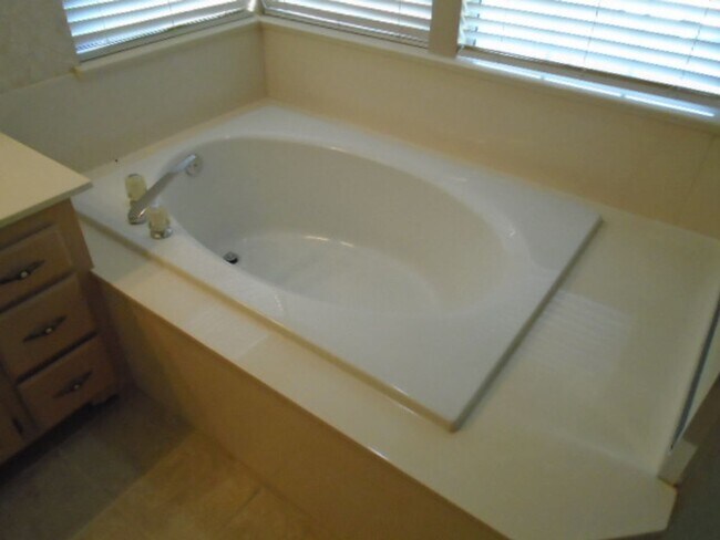 Building Photo - NICE TWO STORY, 3 BEDROOM, 3 FULL BATHROOM...