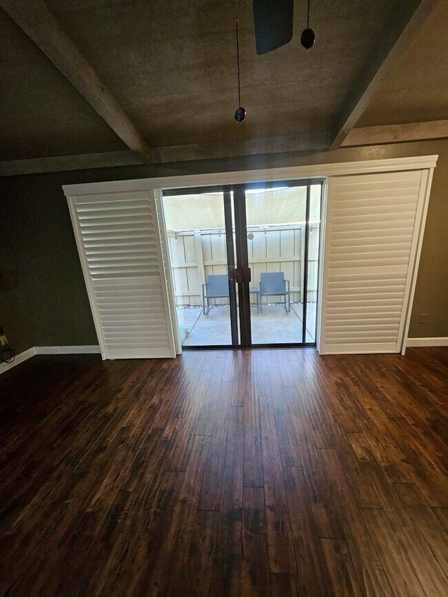 Building Photo - Stylish 2-Bed, 2-Bath Home with Generous Den in The Meadows