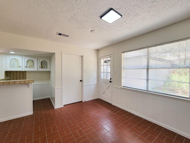 Building Photo - 3930 Cypress Hill Dr