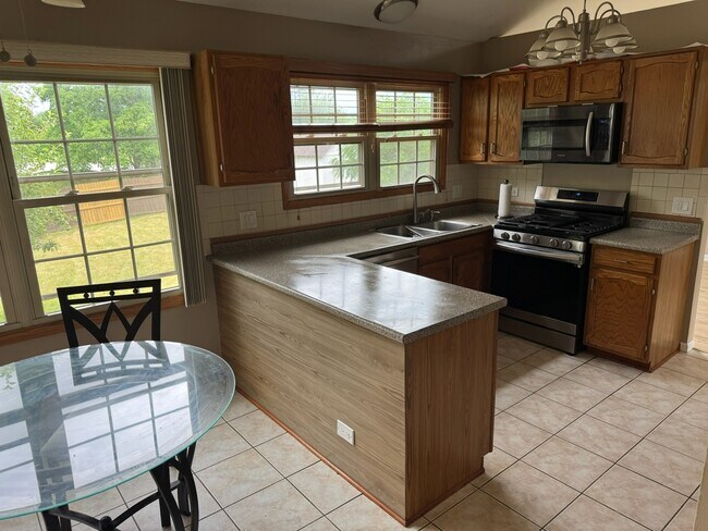 Building Photo - 2404 Kenmore Ct