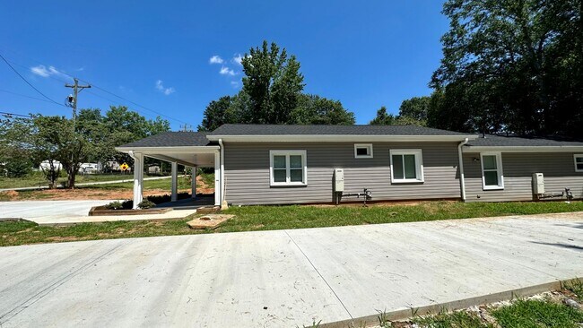 Building Photo - 1006 S Welcome Rd
