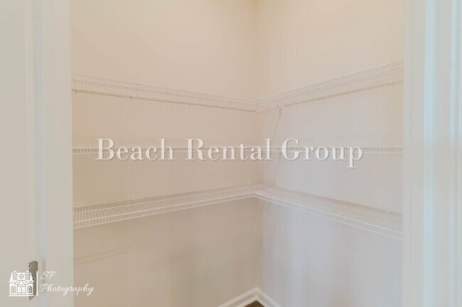 Building Photo - Modern Features, Classic Comfort!