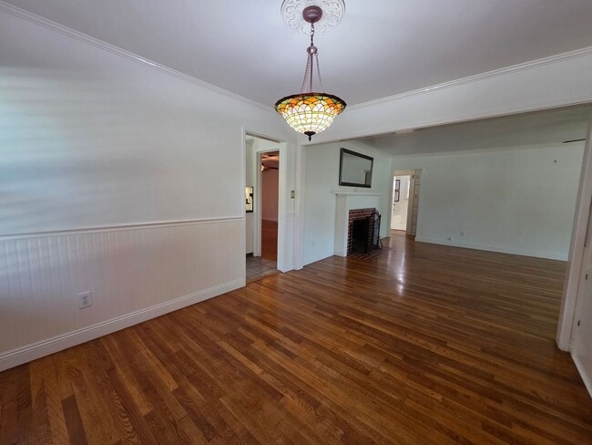 Building Photo - 2 bedroom 2 bathroom in Beverly Glen!