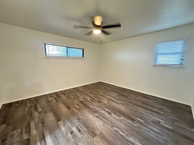 Building Photo - PLANO 4-bed 3-bath 2-car garage with huge workshops