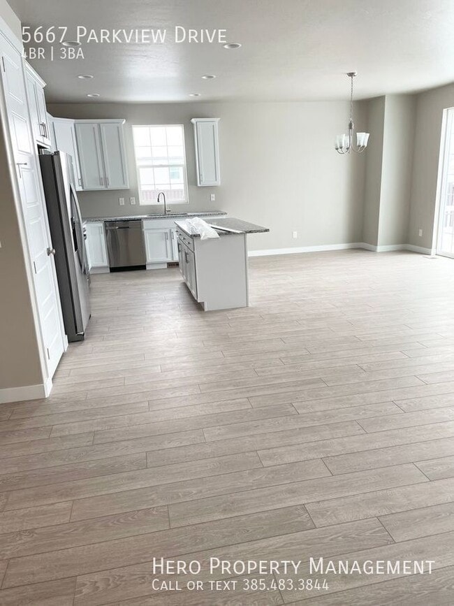 Building Photo - 5667 Parkview Dr