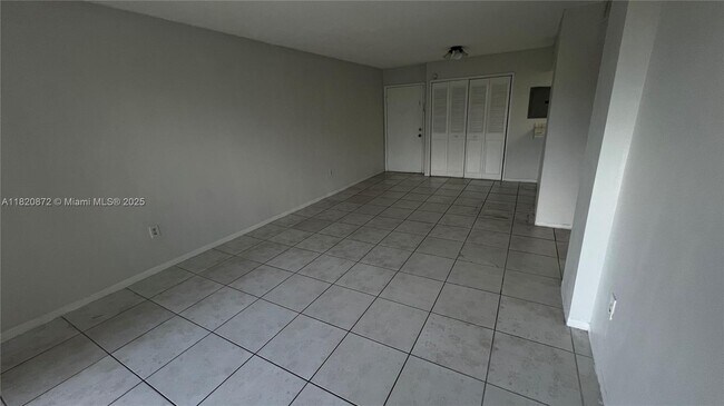 Building Photo - 8850 Fontainebleau Blvd