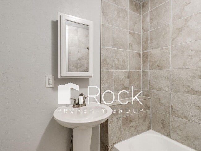 Building Photo - Updated Cozy 2 Bed 1 Bath Home in Guthrie ...