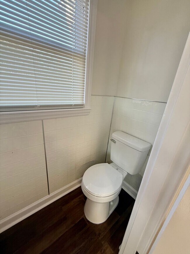 Building Photo - Three bedroom, 1.5 bath house in Burlington