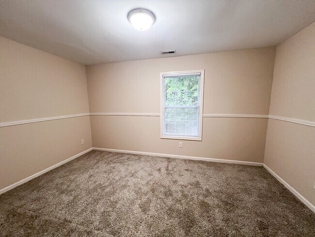 Building Photo - 2 Bedroom 1.5 Bathroom Townhome