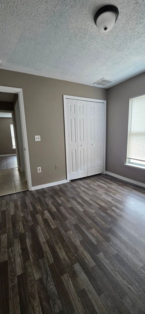 Building Photo - Spacious 3BR Home with Florida Room & Fenced Backyard
