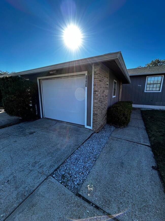 Building Photo - 1007 11th Ct