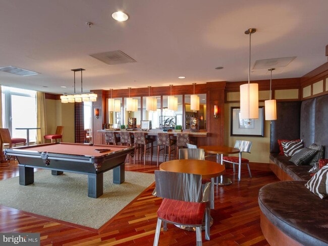 Building Photo - 8220 Crestwood Heights Dr