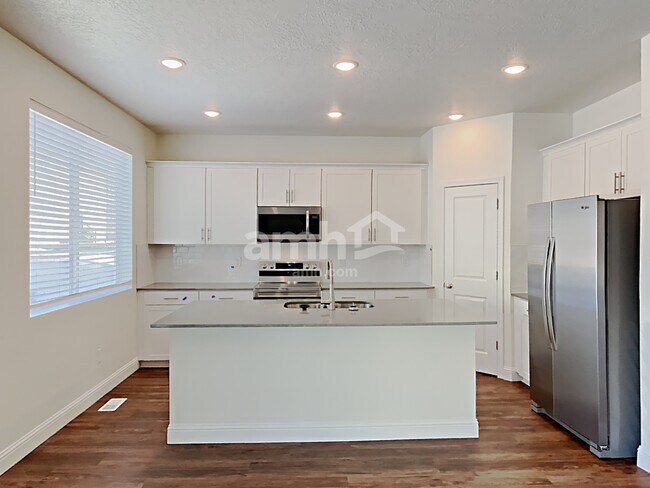 Building Photo - 2411 E Buckskin Way