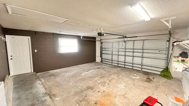 Building Photo - Beautiful 4 Bedroom 2 Bath Home!