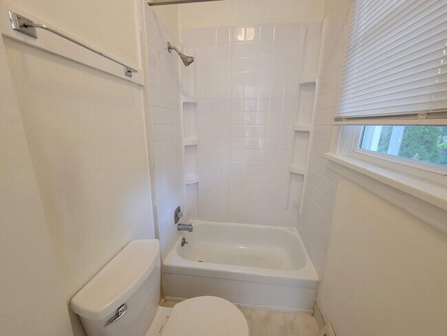Building Photo - 1259 Spaight St