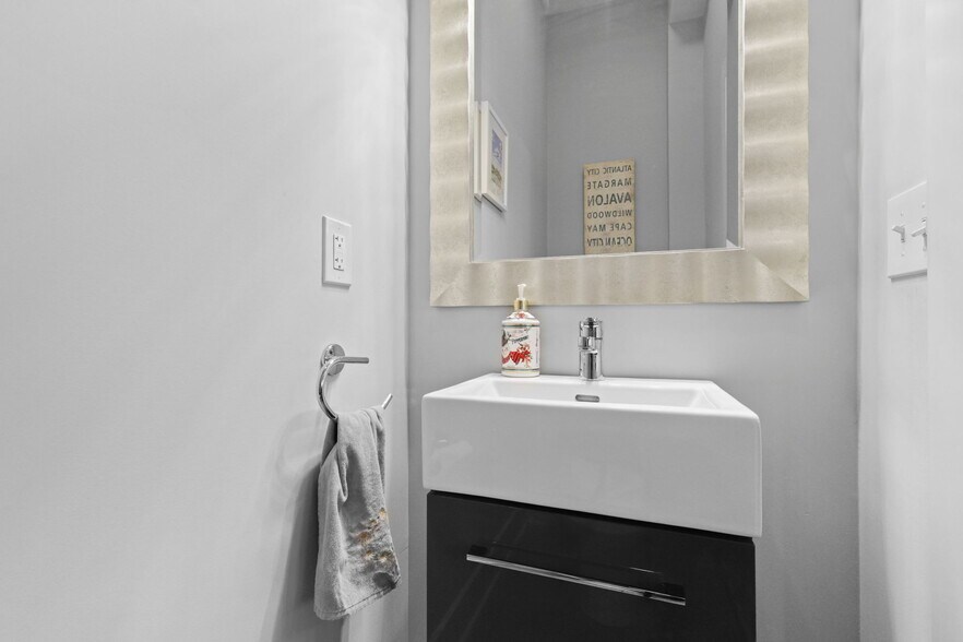 Building Photo - 2464 Broadway St