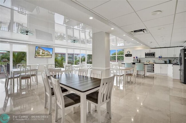 Building Photo - 1150 Hillsboro Mile