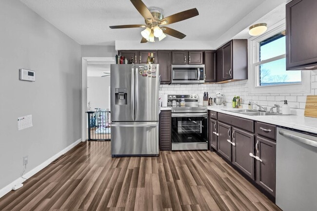 Building Photo - 215 Aster Dr