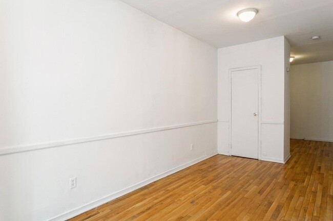 Building Photo - 118 Adams St