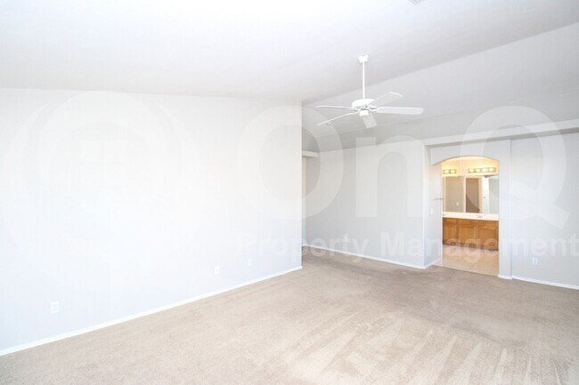 Building Photo - 490 W Ebony Way