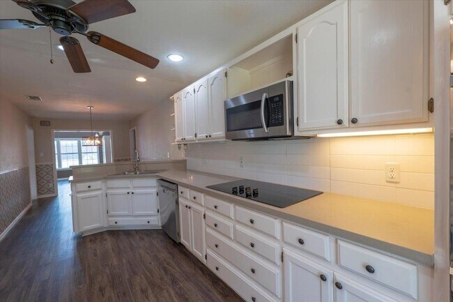 Building Photo - 300 Las Plumas Dr
